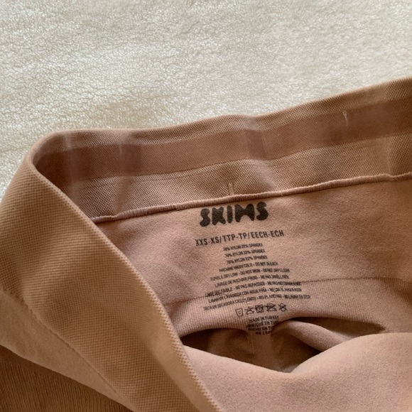 Skims Sculpting Mid Thigh Shorts - Picture 4 of 5